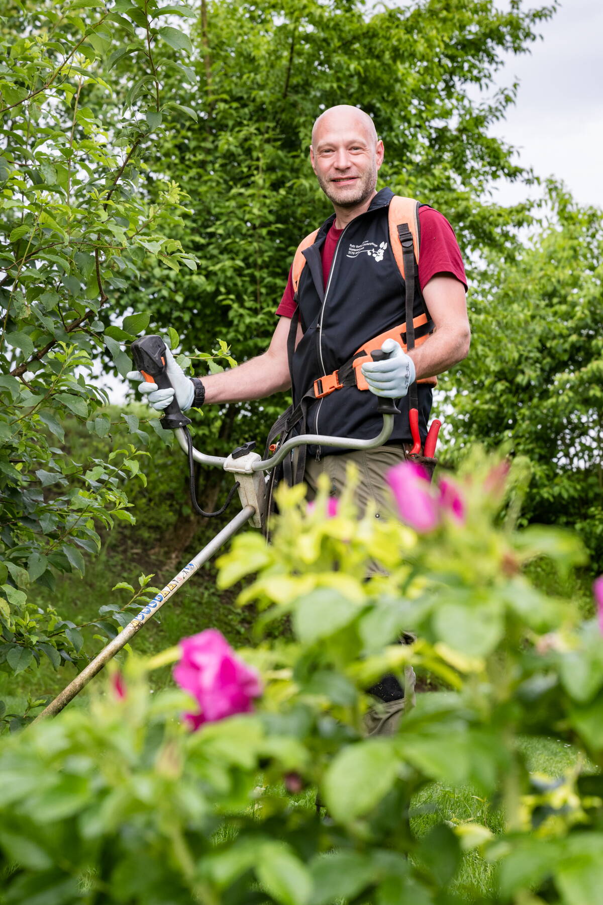 Bei der Gartenpflege Bei der Gartenpflege
